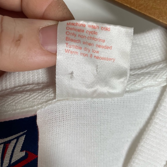 Tail white V-neck vest - Picture 4 of 4